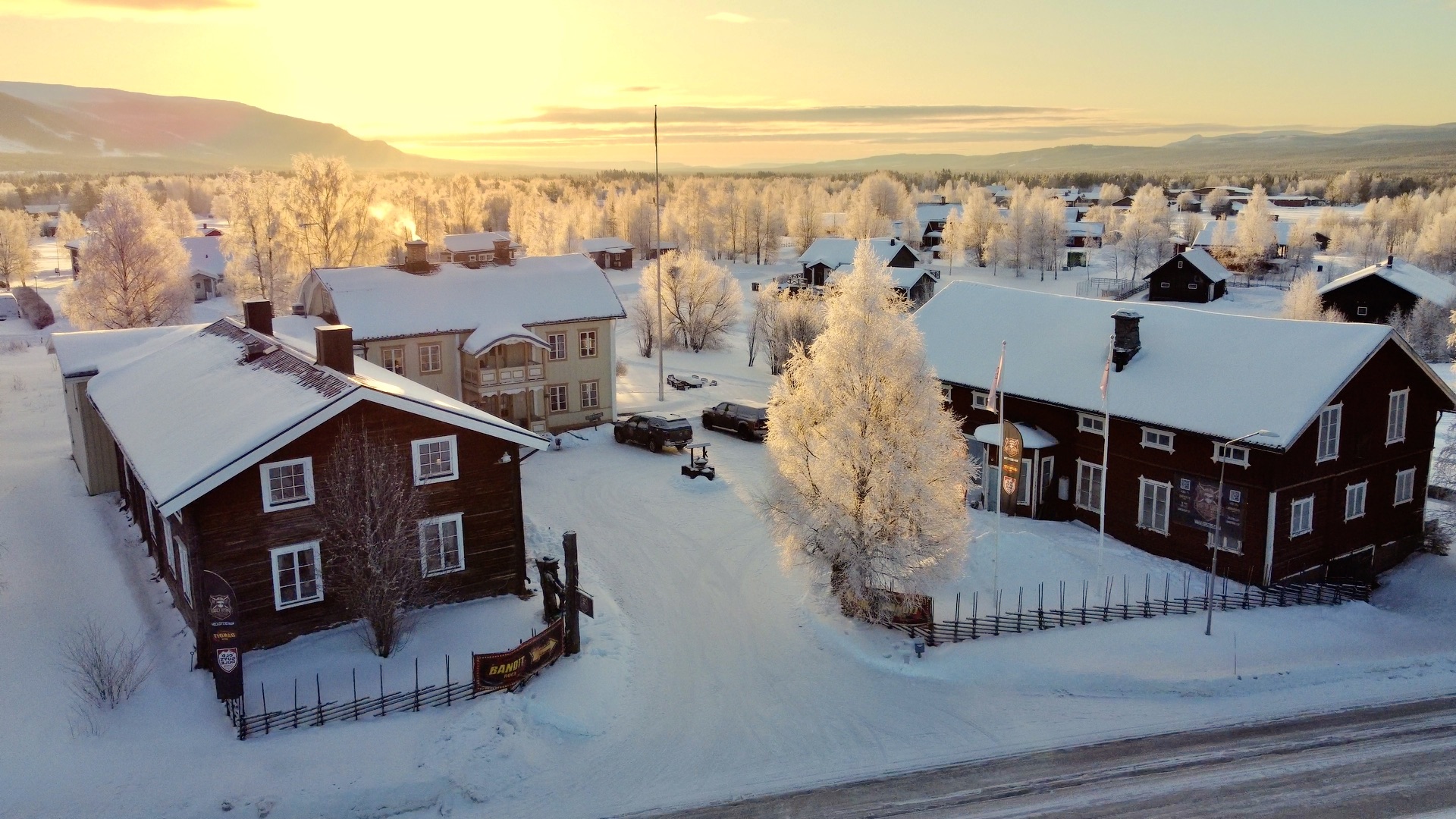Gästis gård i Vemdalen By en vinterkväll, sedd från ovan
