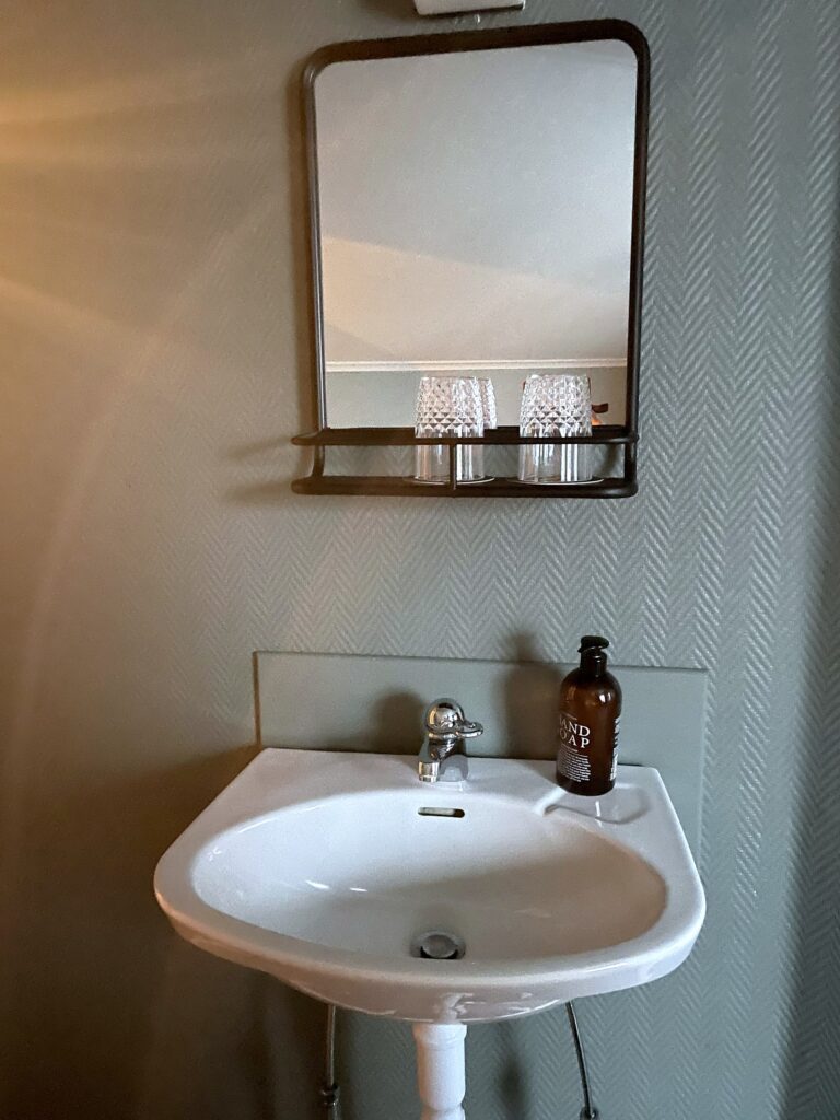Handfat och spegel på rummet