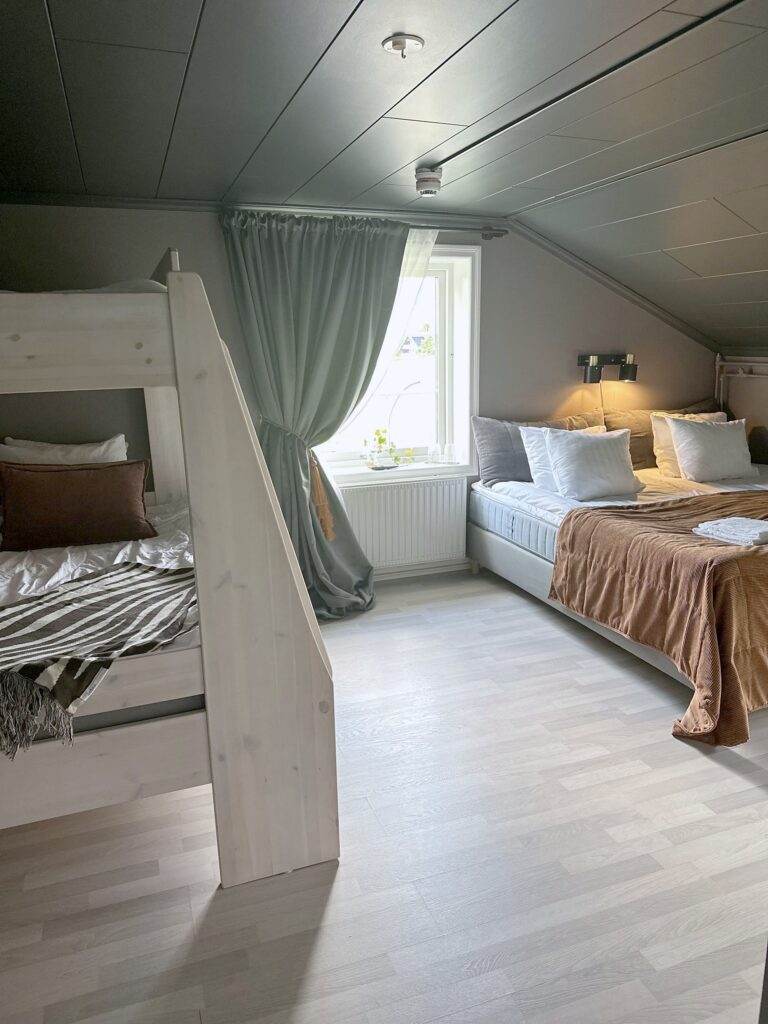 Familjerum med våningssäng och dubbelsäng