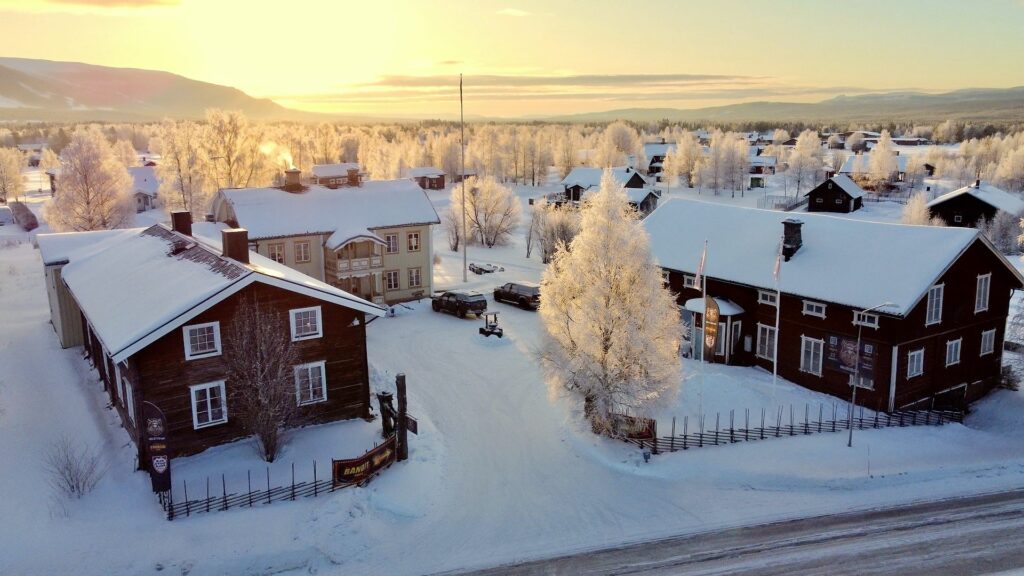 Gården och Vemdalen By från ovan en vintermorgon